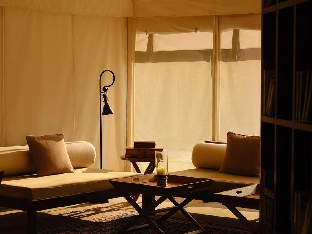 Luxe zithoek met daybedden in een canvas tentsuite