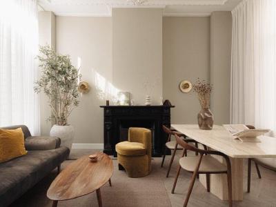 Woonkamer met open haard en eettafel in de Amsterdamse privékliniek van THE YOUTURN aan de Keizersgracht