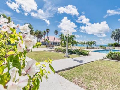 Tropische tuin met zwembad en strand bij de kliniek in Antigua
