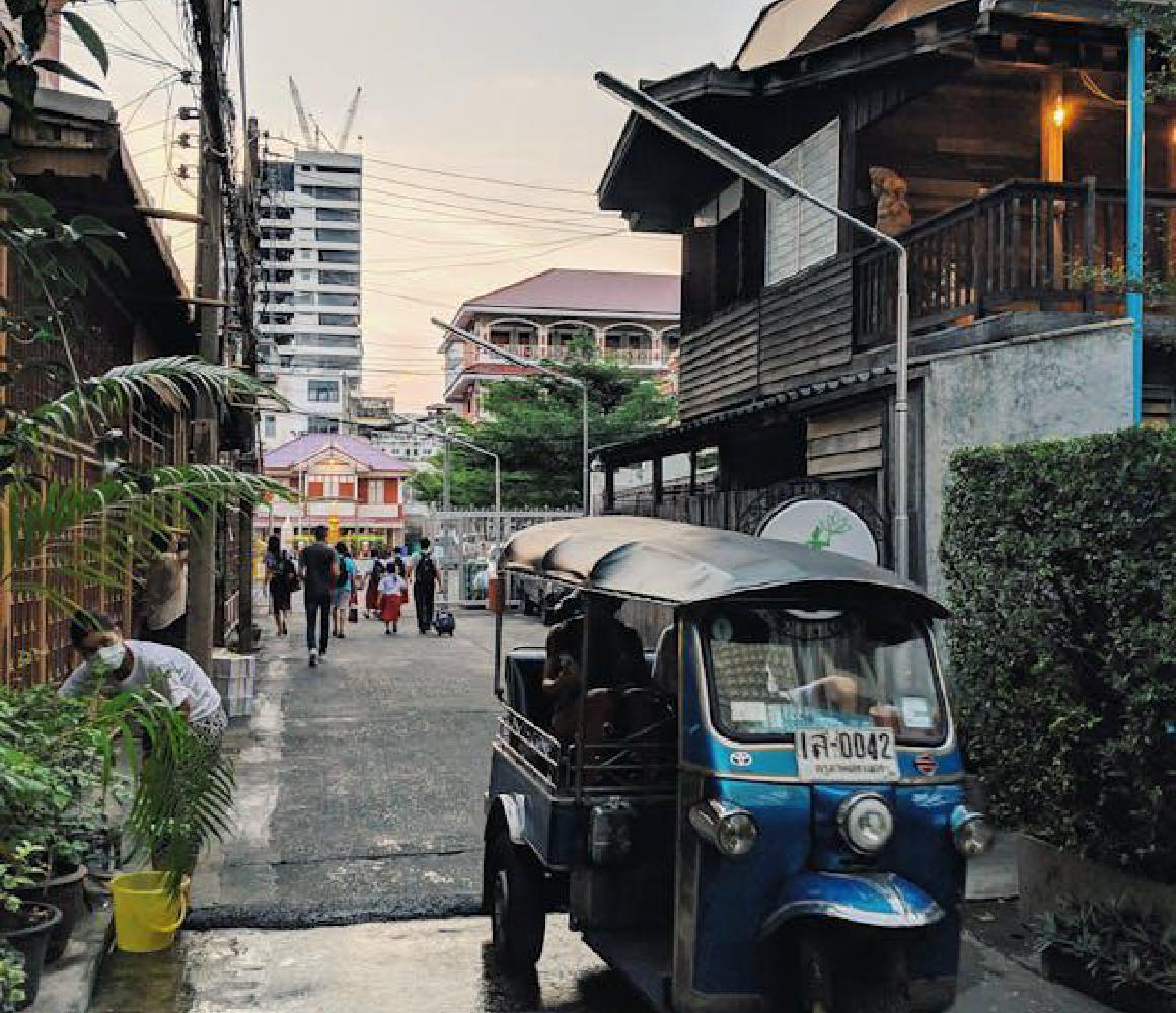 Blauwe tuk-tuk op straat in een Thaise stad