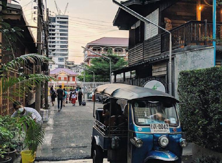 Blauwe tuk-tuk op straat in een Thaise stad