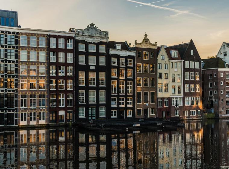Grachtenpanden in Amsterdam weerspiegeld in het water