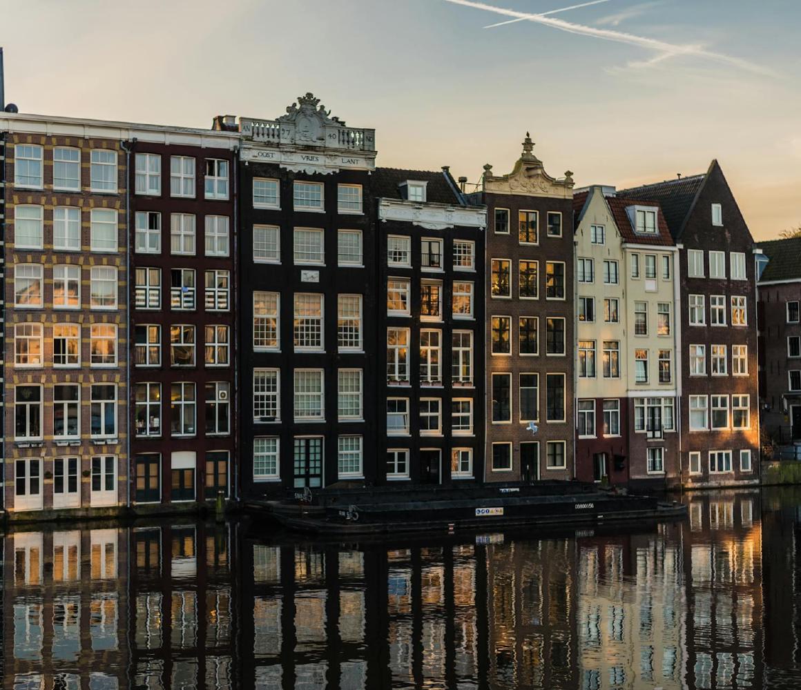 Grachtenpanden in Amsterdam weerspiegeld in het water