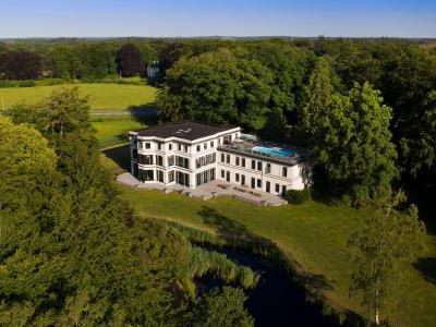 Landhuis omgeven door bos in de privé afkickkliniek van THE YOUTURN in Den Dolder