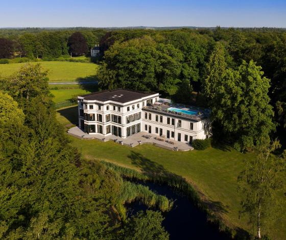 Landhuis omgeven door bos in de privé afkickkliniek van THE YOUTURN in Den Dolder