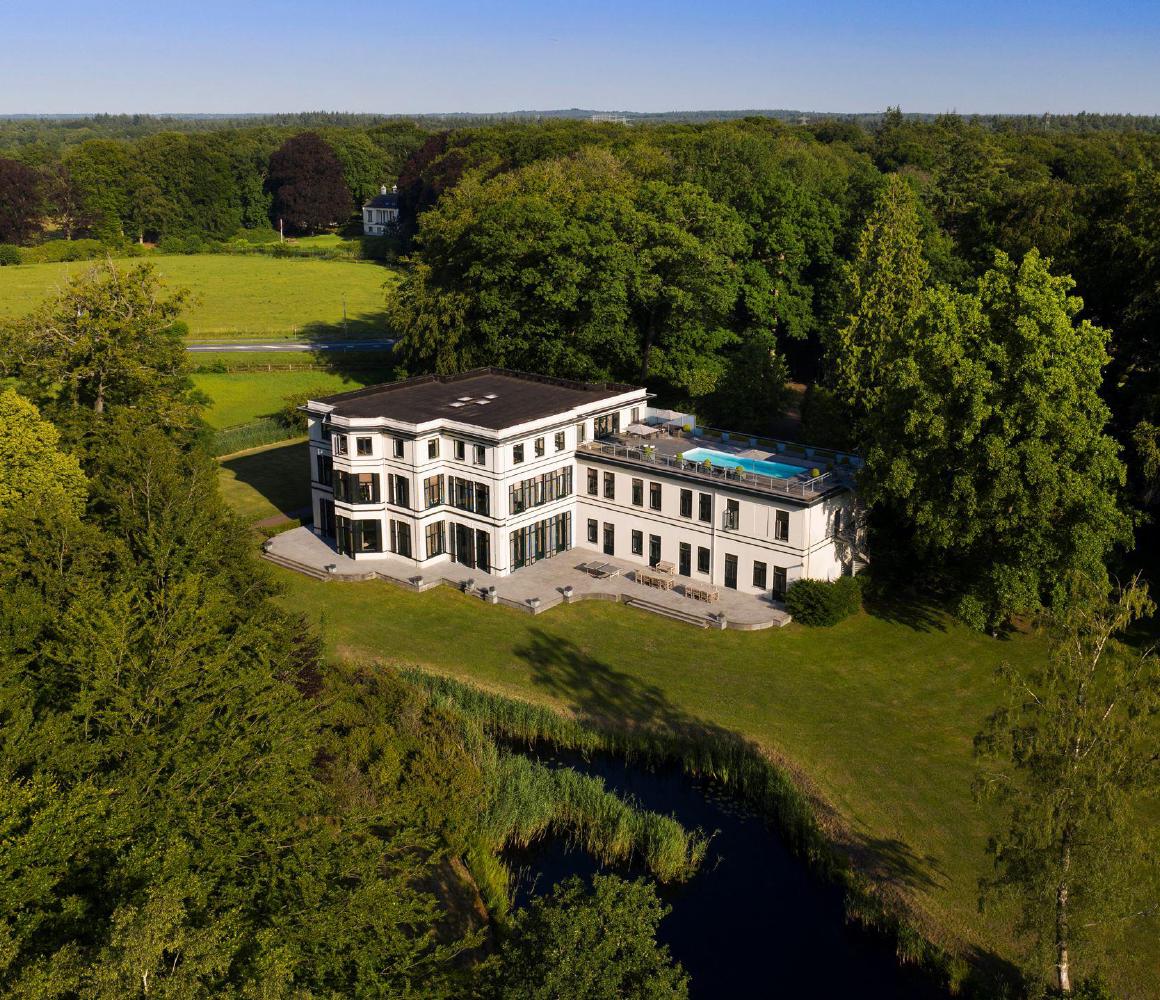 Landhuis omgeven door bos in de privé afkickkliniek van THE YOUTURN in Den Dolder
