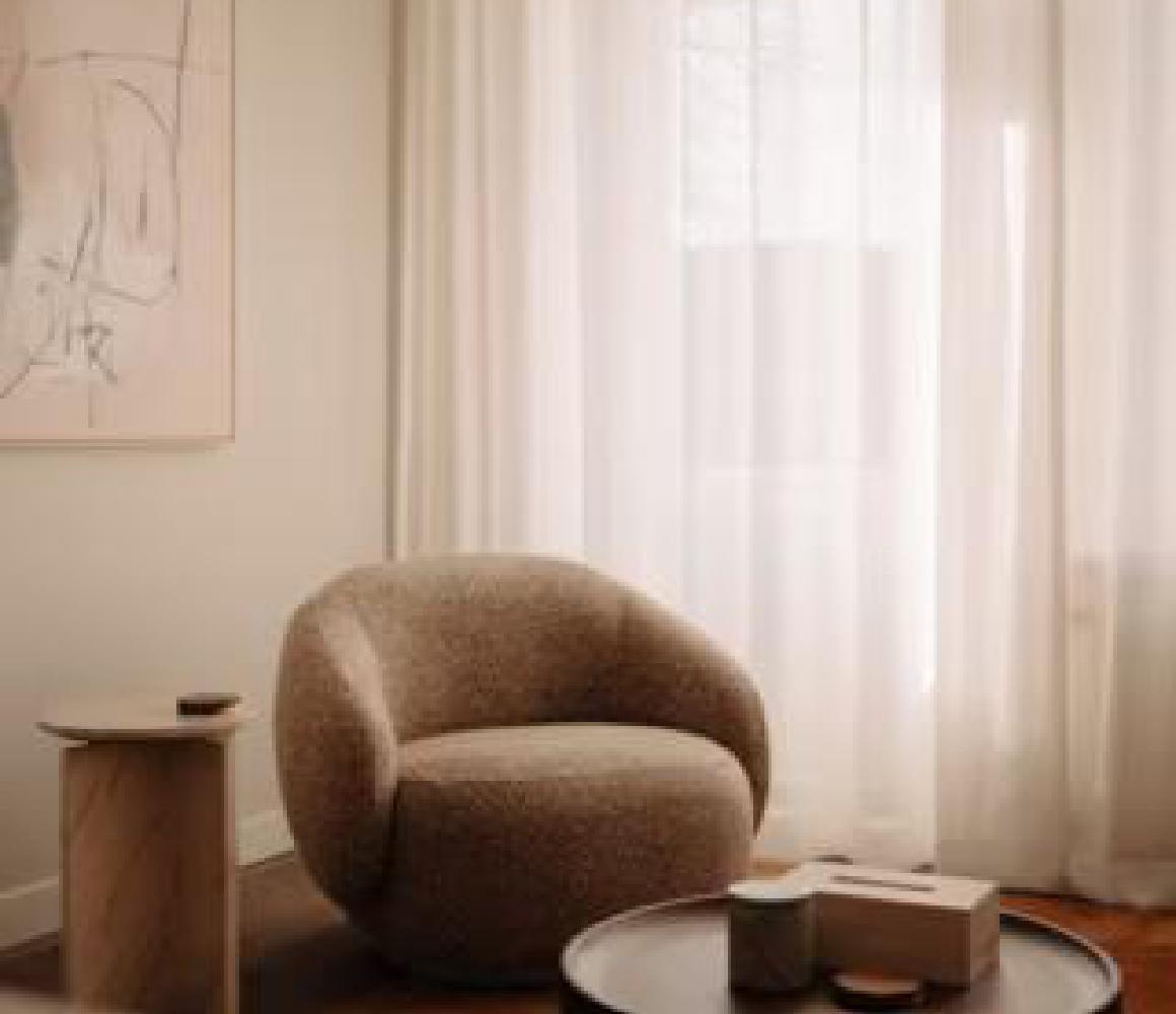 Vintage fauteuil bij het raam in de privé afkickkliniek van THE YOUTURN in Den Haag