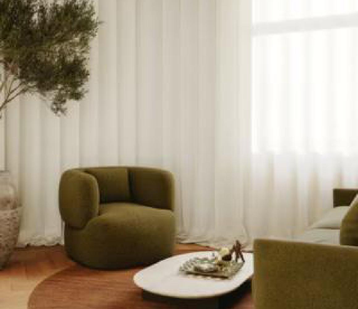 Groene fauteuil bij het raam in de privé afkickkliniek van THE YOUTURN in Eindhoven
