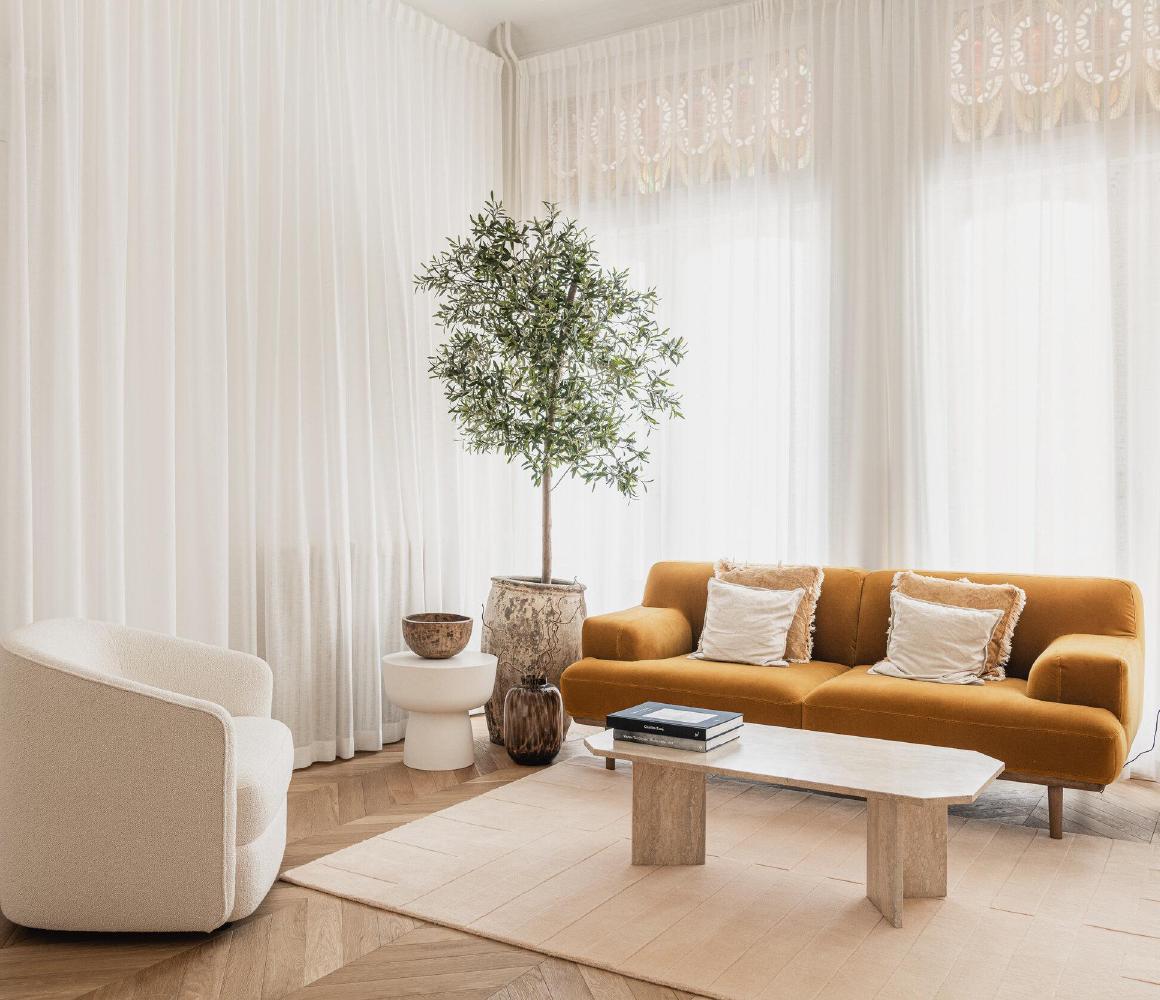 Lichte zitkamer met visgraatparket in de privé afkickkliniek van THE YOUTURN in Haarlem