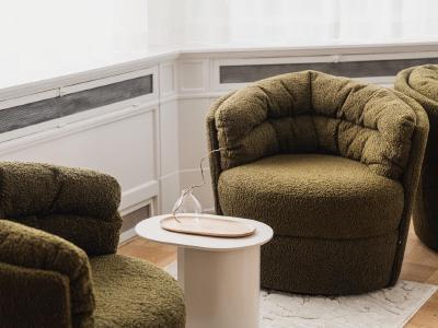 Twee groene fauteuils bij het raam in de privé afkickkliniek van THE YOUTURN in Haarlem