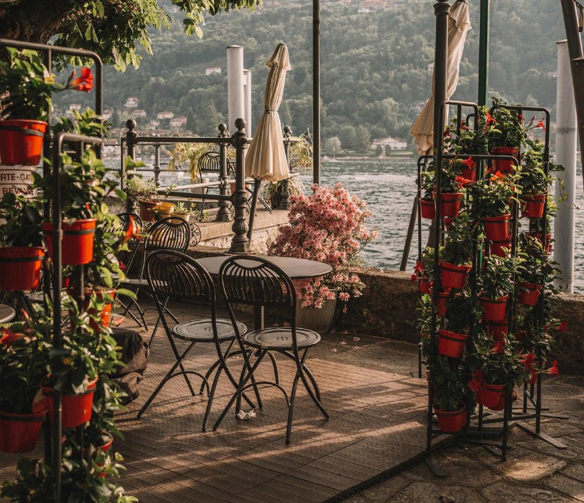 Terras met bloemen en uitzicht op een Italiaans meer