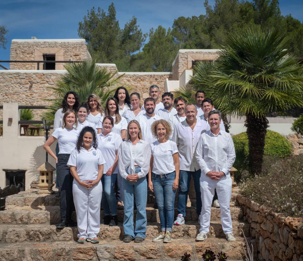 Teamfoto van Ibiza Calm in het wit op de stenen trap