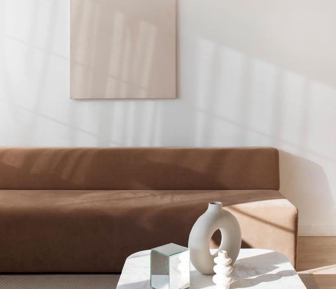Bruine bank en marmeren tafel met keramische decoratie
