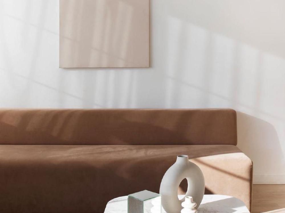 Bruine bank en marmeren tafel met keramische decoratie