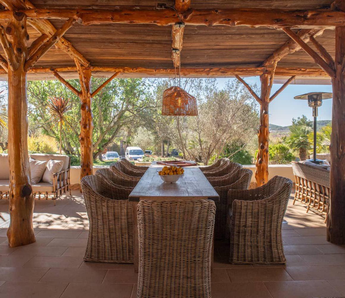 Overdekt terras met houten eettafel bij Ibiza Calm, de privé afkickkliniek partner van THE YOUTURN in Spanje