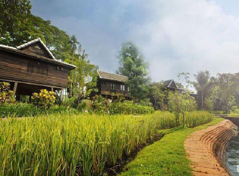 Houten paviljoens aan het water bij The Cabin, de privé afkickkliniek partner van THE YOUTURN in Thailand