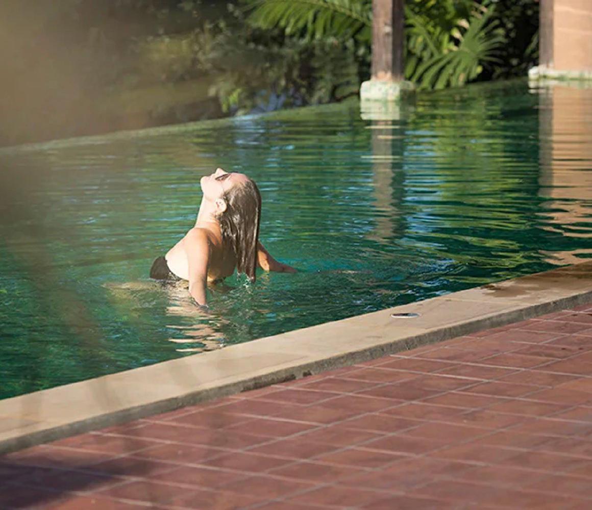 Zwembad omringd door tropisch groen bij The Cabin, de privé afkickkliniek partner van THE YOUTURN in Thailand