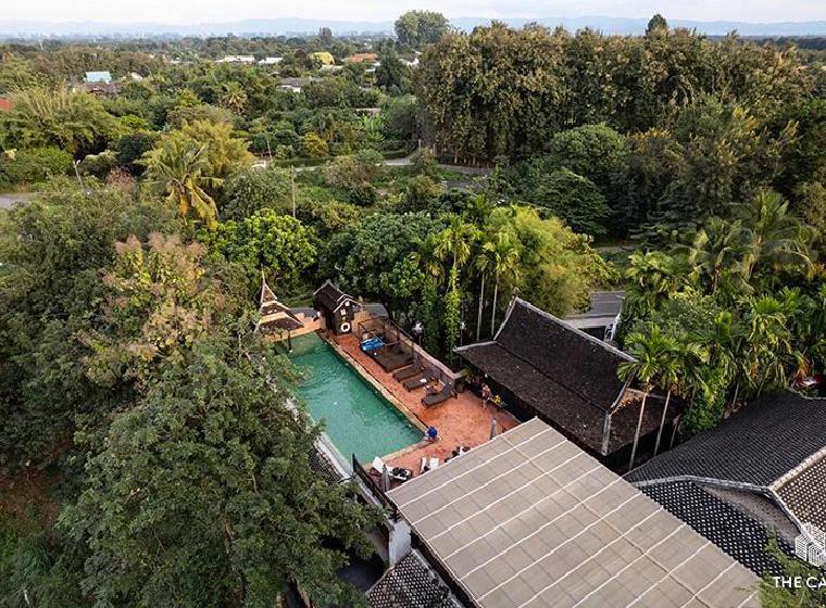 Luchtfoto van The Cabin complex met pool in jungle